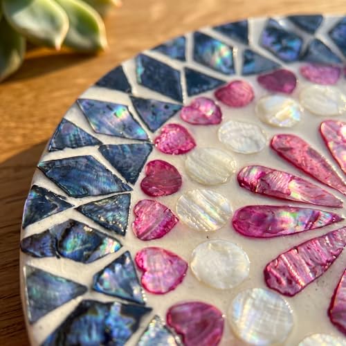 7.5" Mother of Pearl Shell Placemat, Round Decorative Charger Plate - color: Heart-shaped flower shell