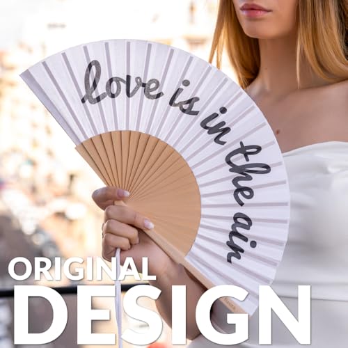 Fisura – Original white folding fan with message Love is in the air, wooden handheld fan for women, includes hanger, perfect for wedding, party, travel or romantic gift - color: Love is in the Air, Black and White