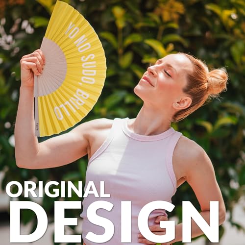 Fisura – Original Folding Fan with Message “Yo no sudo, Brillo”. Wooden Handheld Fan for Women. Lightweight Party Accessory for Weddings, Raves, Birthdays, Festivals and Unique Gifts. - color: Brillo, Yellow