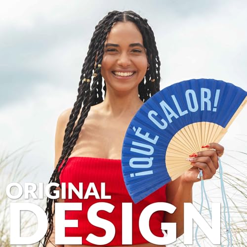 Fisura – Original blue folding fan with message Qué calor, wooden handheld fan for women, includes hanger, perfect for wedding, party, travel, gift or summer decoration - color: Qué Calor, Blue