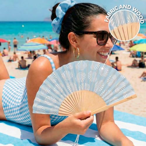 Fisura – Original Folding Fan with Seashell Print, Modern and Colourful Folding Handheld Fan, Blue Design for Wedding, Rave, Festival - Includes Strap. Size: 42.5 x 23 cm - color: Seashell, Blue