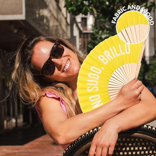 Fisura – Original Folding Fan with Message “Yo no sudo, Brillo”. Wooden Handheld Fan for Women. Lightweight Party Accessory for Weddings, Raves, Birthdays, Festivals and Unique Gifts. - color: Brillo, Yellow